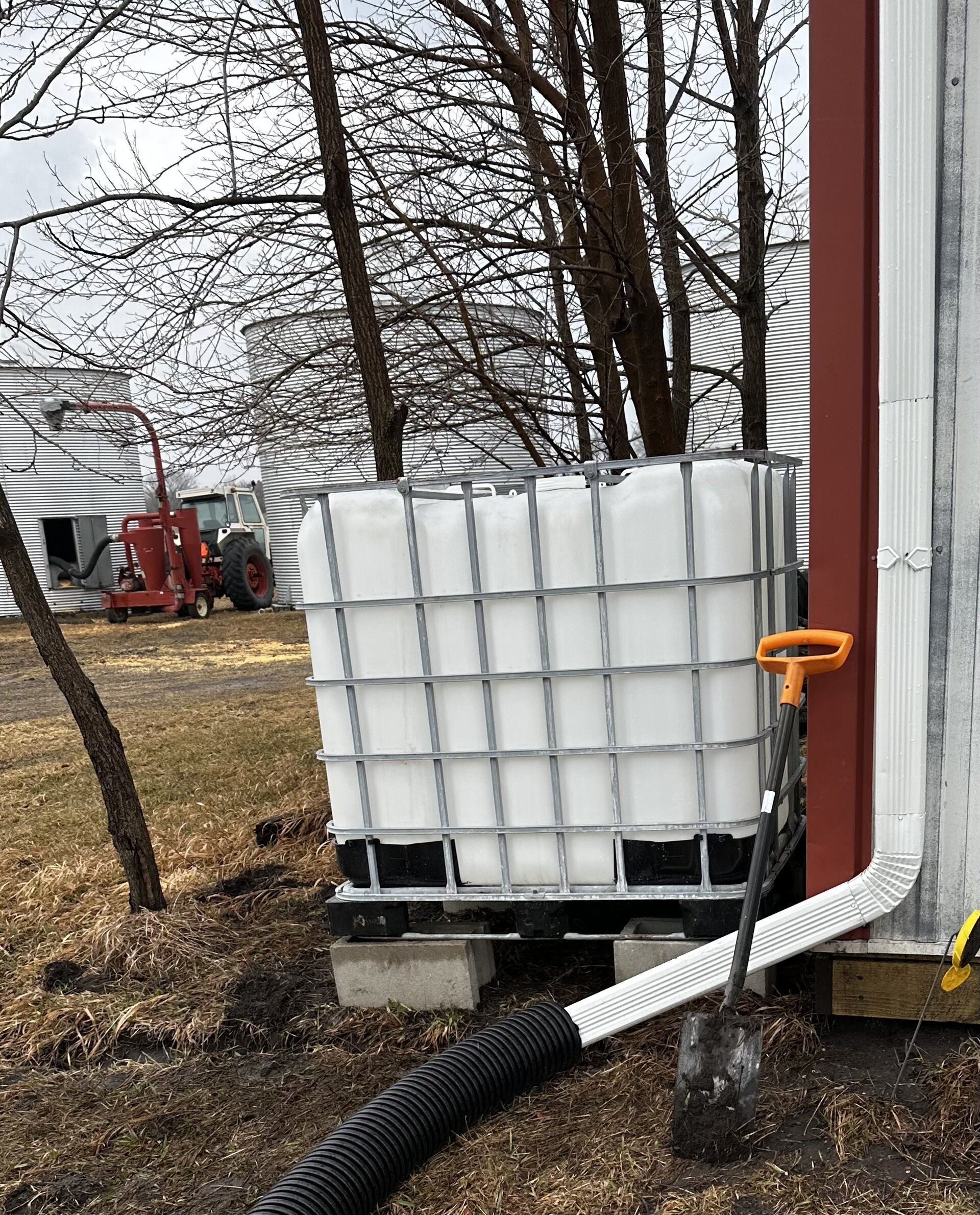 First rain tank installed at Hodge Podge Farms